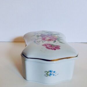 Hollohaza Hungary Porcelain Vintage Trinket /Dresser Box Beautiful Floral design